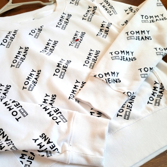 Tommy Jeans Women's Cropped Sweatshirt Long Sleeve Round Neck - Picture 1 of 11